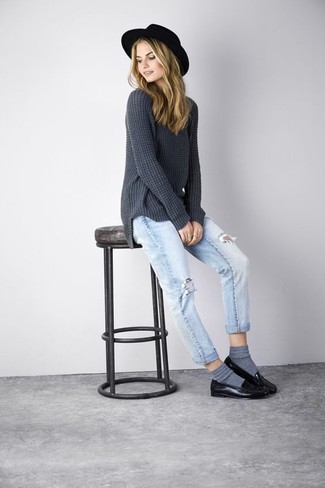 Как носить джинсы с лоферами в 30 лет женщине в спортивном стиле: Темно-серый вязаный свободный свитер и джинсы — прекрасное решение для барышень, которые никогда не сидят на месте. Если ты не боишься сочетать в своих ансамблях разные стили, из обуви можешь надеть лоферы.