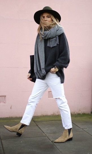 Модный лук: темно-серый свободный свитер, белые рваные джинсы, светло-коричневые замшевые ботинки челси, черная кожаная большая сумка