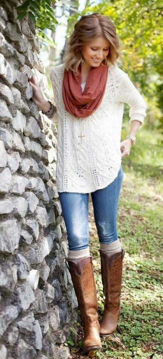 Модный лук: белый вязаный свободный свитер, синие джинсы, коричневые кожаные сапоги, бежевые носки до колена
