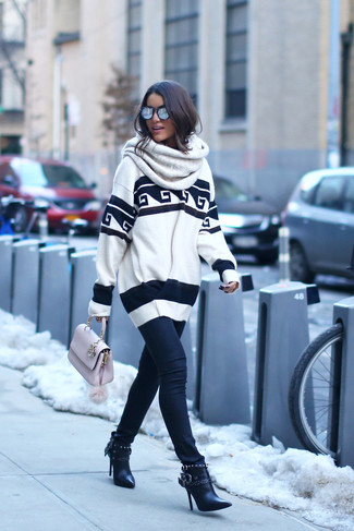 Бело-черный свободный свитер с принтом