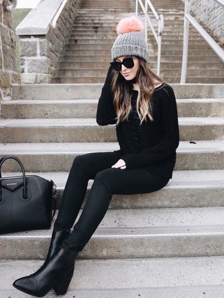 С чем носить черные джинсы женщине в теплую погоду: Черный свободный свитер и черные джинсы — замечательная формула для создания стильного и удобного образа. Черные кожаные ботильоны — прекрасный вариант, чтобы завершить лук.