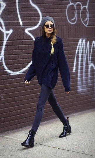 Какие свободные свитера носить с черными ботильонами в 30 лет: Свободный свитер и темно-синие джинсы скинни — великолепная формула для создания модного и несложного наряда. Вместе с этим образом органично будут выглядеть черные ботильоны.
