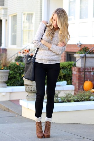 Модный лук: серый свободный свитер, черные джинсы скинни, коричневые кожаные ботильоны на шнуровке, белые носки до колена