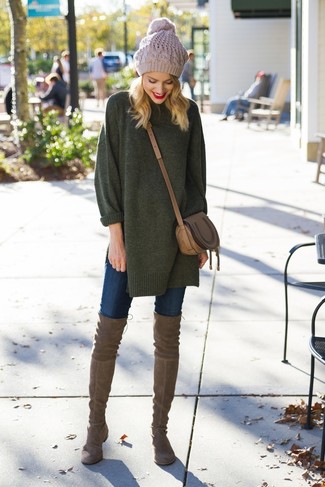 С чем носить коричневые замшевые ботфорты в 30 лет в теплую погоду: Темно-зеленый свободный свитер и темно-синие джинсы скинни — стильный выбор женщин, которые всегда в движении. Очень органично здесь будут смотреться коричневые замшевые ботфорты.