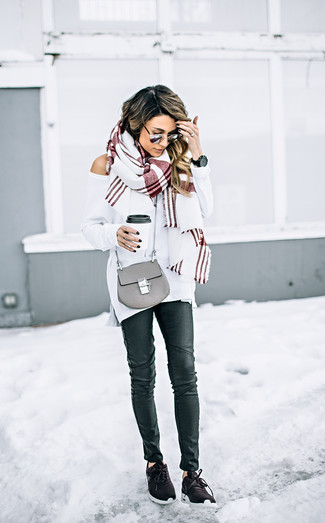 С чем носить красный шарф в шотландскую клетку женщине в спортивном стиле: Если ты любишь одеваться привлекательно и при этом чувствовать себя комфортно и нескованно, попробуй это сочетание белого свободного свитера и красного шарфа в шотландскую клетку. Что касается обуви, темно-коричневые кроссовки — самый удачный вариант.