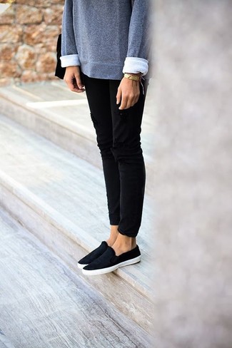 Модный лук: серый свободный свитер, черные рваные джинсы скинни, черные слипоны из плотной ткани, черная кожаная сумка через плечо
