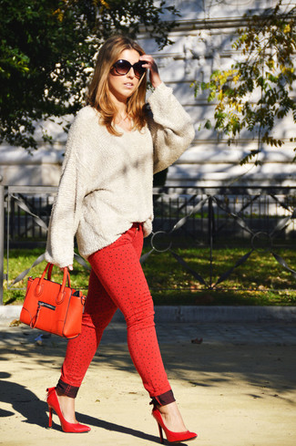 С чем носить светло-коричневый свободный свитер в стиле смарт-кэжуал: Светло-коричневый свободный свитер и красные джинсы скинни — стильный выбор девчонок, которые никогда не сидят на месте. Очень удачно здесь смотрятся красные кожаные туфли.