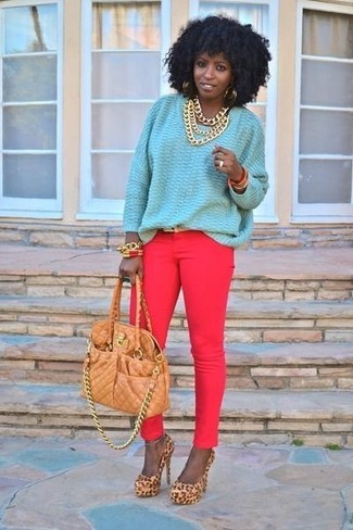 Модный лук: голубой свободный свитер, красные джинсы скинни, светло-коричневые замшевые туфли с леопардовым принтом, светло-коричневая кожаная стеганая большая сумка