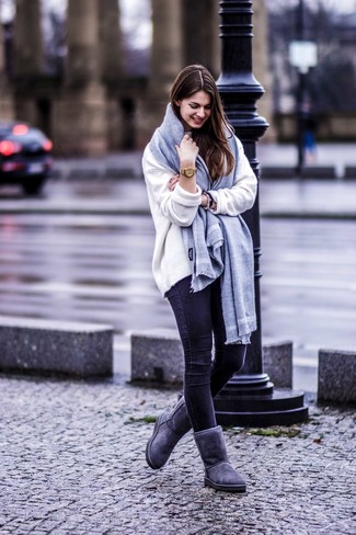 С чем носить темно-серые угги в 30 лет в теплую погоду в спортивном стиле: Сочетание белого свободного свитера и черных джинсов скинни - очень практично, и поэтому великолепно подходит для создания нескучного повседневного стиля. Подбирая обувь, можно немного побаловаться и дополнить образ темно-серыми угги.