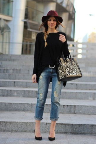 Модный лук: черный свободный свитер, синие рваные джинсы, черные замшевые туфли, бежевая замшевая большая сумка