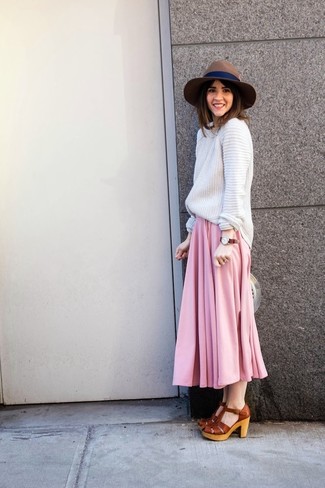 С чем носить ярко-розовую юбку в 30 лет в стиле кэжуал: Белый вязаный свободный свитер и ярко-розовая юбка — стильный выбор девчонок, которые всегда в движении. Коричневые кожаные массивные босоножки на каблуке — отличный выбор, чтобы закончить лук.