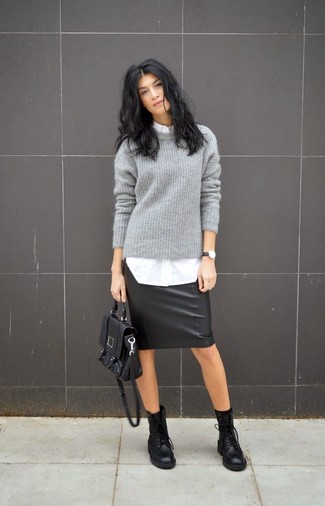 Модный лук: серый свободный свитер, белая классическая рубашка, черная кожаная юбка-карандаш, черные кожаные ботинки на шнуровке