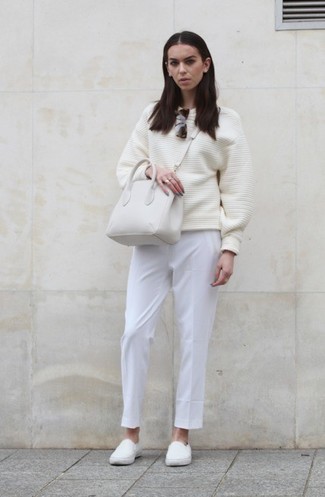 Какие классические брюки носить с белым свободным свитером в теплую погоду: Белый свободный свитер и классические брюки — необходимые вещи в гардеробе женщин с чувством стиля. В тандеме с белыми слипонами весь образ выглядит очень живо.