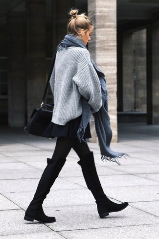 С чем носить серый шарф женщине в теплую погоду: Если в одежде ты ценишь удобство и функциональность, серый вязаный свободный свитер и серый шарф — замечательный выбор для модного повседневного лука. Уравновесить образ и добавить в него немного классики позволят черные замшевые ботфорты.