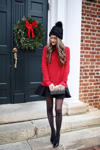 Модный лук: красный свободный свитер, черная короткая юбка-солнце, черные кожаные туфли, черный клатч с пайетками