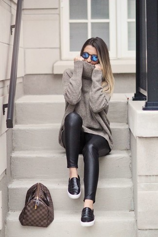 С чем носить слипоны женщине в теплую погоду: Серый свободный свитер и черные кожаные леггинсы — хороший вариант для активного выходного дня. Слипоны добавят образу утонченности.
