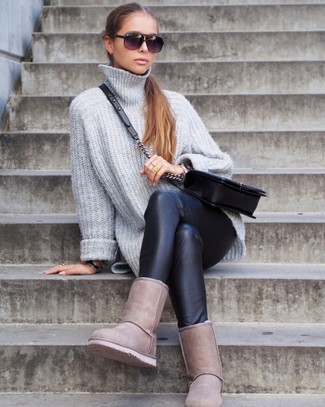 С чем носить серый свитер в 30 лет женщине: Серый свитер и черные кожаные леггинсы — стильный выбор дам, которые никогда не сидят на месте. В сочетании с этим нарядом гармонично выглядят бежевые угги.