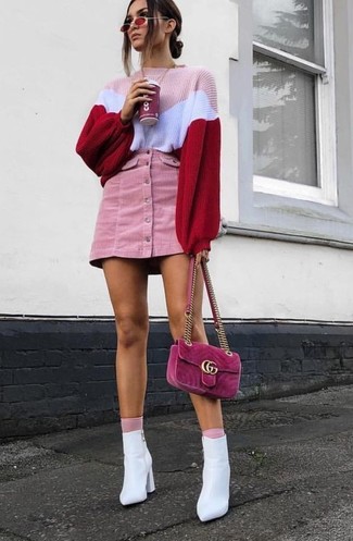 Ярко-розовая замшевая сумка через плечо от Gucci