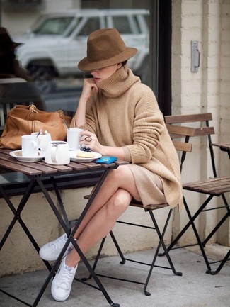 С чем носить темно-коричневую шляпу женщине в теплую погоду в стиле кэжуал: Светло-коричневый свободный свитер и темно-коричневая шляпа позволят составить несложный и практичный ансамбль для выходного в парке или развлекательном центре. Если ты не боишься сочетать в своих образах разные стили, из обуви можешь надеть белые низкие кеды.