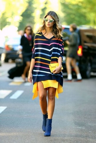 С чем носить разноцветный свободный свитер в горизонтальную полоску в 30 лет: Разноцветный свободный свитер в горизонтальную полоску и желтое повседневное платье — великолепный ансамбль для дам, которые постоянно в движении. Вкупе с этим луком удачно будут смотреться темно-синие ботильоны из нубука.