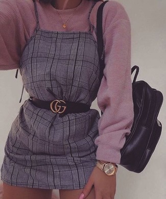 С чем носить золотые часы женщине: Розовый вязаный свободный свитер и золотые часы — отличный образ для активного выходного дня.