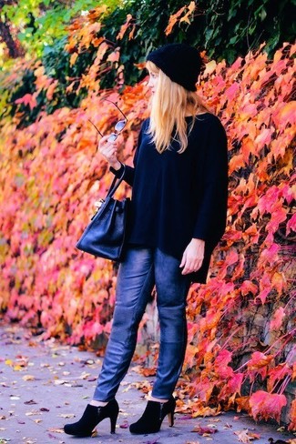Какие свободные свитера носить с черными ботильонами в 30 лет: Свободный свитер и темно-серые кожаные узкие брюки — великолепная идея для расслабленного, но модного ансамбля. Черные ботильоны станут прекрасным завершением твоего наряда.