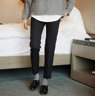 Модный лук: серый вязаный свободный свитер, белая футболка с круглым вырезом, черные классические брюки, черные кожаные лоферы