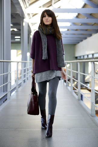 С чем носить шарф женщине: Стильное сочетание темно-пурпурного свободного свитера и шарфа подходит для тех мероприятий, когда удобство ставится превыше всего. Вкупе с этим образом органично будут смотреться черные кожаные ботильоны.