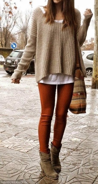 Модный лук: светло-коричневый вязаный свободный свитер, белая футболка с круглым вырезом, табачные леггинсы, коричневые замшевые ботильоны