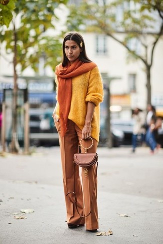 С чем носить золотой шарф женщине: Сочетание желтого свободного свитера и золотого шарфа пользуется большой популярностью среди ценительниц практичной одежды. В сочетании с этим образом наиболее гармонично будут выглядеть коричневые замшевые массивные туфли.