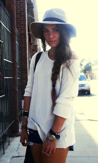 С чем носить темно-серую шляпу женщине в спортивном стиле: Если ты любишь выглядеть красиво и при этом чувствовать себя комфортно и уверенно, тебе стоит примерить это сочетание белого свободного свитера и темно-серой шляпы.