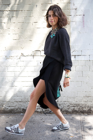 С чем носить кроссовки в 30 лет женщине: Темно-серый свободный свитер и черная юбка-миди с разрезом стильно вписываются в гардероб самых требовательных красоток. Любительницы рискованных вариантов могут завершить наряд кроссовками.