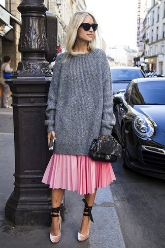 С чем носить розовую юбку в 30 лет весна в стиле смарт-кэжуал: Серый вязаный свободный свитер и розовая юбка — выбирай этот выбор, если не боишься быть в центре внимания. Вместе с этим образом чудесно выглядят розовые бархатные туфли. Этот весенний наряд выглядит настолько классно, что хочется взять и повторить.