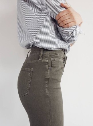 С чем носить темно-зеленые джинсы женщине: Если ты считаешь себя одной из тех женщин, способных хорошо ориентироваться в одежде, тебе подойдет образ из серой классической рубашки в вертикальную полоску и темно-зеленых джинсов.