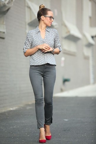 С чем носить серые джинсы скинни в 30 лет: Если ты из той категории леди, которые разбираются в моде, тебе подойдет сочетание серой классической рубашки в горошек и серых джинсов скинни. В качестве завершения этого лука здесь просятся красные замшевые туфли.