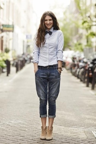 С чем носить бежевые ботинки женщине в теплую погоду: Серая классическая рубашка и темно-синие джинсы-бойфренды — необходимые предметы в гардеробе дам с чувством стиля. Бежевые ботинки подарят комфорт в движении.