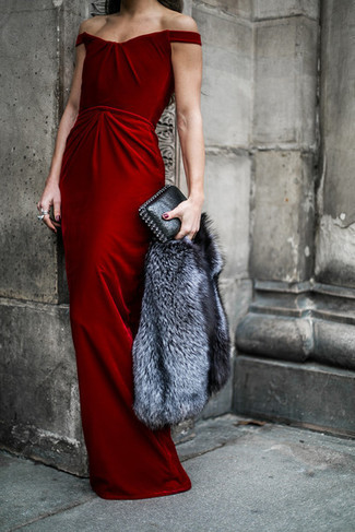 С чем носить красное бархатное платье в деловом стиле: Комбо из красного бархатного платья и серой короткой шубы — превосходный пример утонченного стиля.