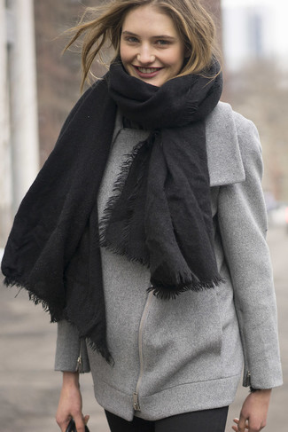 С чем носить черный шарф женщине в теплую погоду: Серая косуха и черный шарф позволят создать легкий и практичный образ для выходного дня в парке или развлекательном центре.