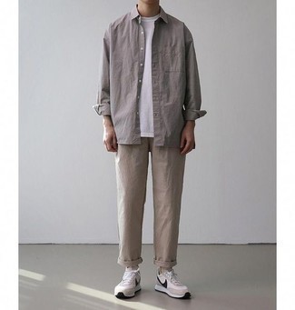 Модный лук: серая куртка-рубашка, белая футболка с круглым вырезом, бежевые брюки чинос, бежевые кроссовки