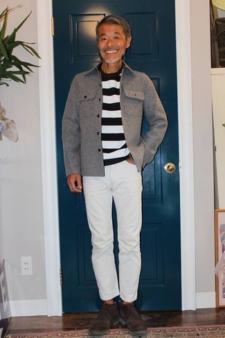 Как носить белые джинсы с бело-синей футболкой с круглым вырезом за 50 лет мужчине весна: Бело-синяя футболка с круглым вырезом и белые джинсы — великолепный выбор для активного выходного дня. Весьма органично здесь будут выглядеть темно-коричневые замшевые ботинки дезерты. Когда зимняя пора меняется на весну, подобное сочетание одежды всегда в ходу у самых придирчивых мужчин.