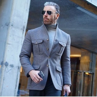 С чем носить серую шерстяную куртку-рубашку за 50 лет мужчине в стиле смарт-кэжуал: Для создания строгого мужского вечернего образа идеально подойдет серая шерстяная куртка-рубашка и темно-синие классические брюки.