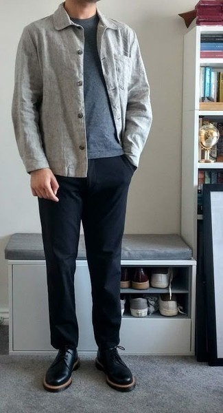 Какие брюки чинос носить с серой курткой-рубашкой: Серая куртка-рубашка и брюки чинос позволят создать необыденный мужской образ для работы в офисе. Идеально здесь будут выглядеть черные кожаные ботинки дезерты.