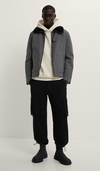 Модный лук: серая шерстяная куртка харрингтон, бежевый худи, черные брюки карго, черные кожаные ботинки челси