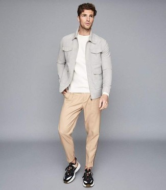 С чем носить черно-оранжевые кроссовки в 30 лет мужчине: Серая куртка харрингтон выглядит гармонично с светло-коричневыми брюками чинос. Смелые парни закончат лук черно-оранжевыми кроссовками.