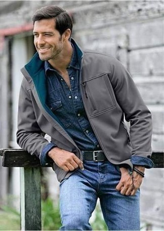 С чем носить темно-синюю джинсовую рубашку мужчине в стиле кэжуал: Создав лук из темно-синей джинсовой рубашки и синих джинсов, можно смело идти на свидание с девушкой или встречу с коллегами в непринужденной обстановке.