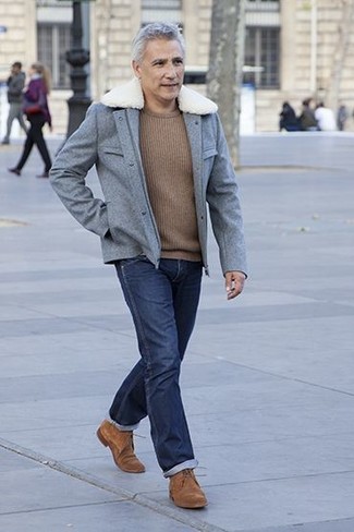 Какие джинсы носить с табачным свитером с круглым вырезом за 50 лет мужчине осень: Табачный свитер с круглым вырезом в паре с джинсами — превосходная идея для создания мужского образа в стиле элегантной повседневности. Думаешь сделать лук немного строже? Тогда в качестве обуви к этому ансамблю, выбери коричневые замшевые туфли дерби. Как тебе такое сочетание одежды на осеннее время года?