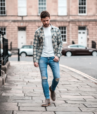 С чем носить темно-серые замшевые ботинки челси в 20 лет мужчине в теплую погоду: Если в одежде ты делаешь ставку на удобство и практичность, серая фланелевая рубашка с длинным рукавом в шотландскую клетку и синие рваные зауженные джинсы — превосходный вариант для расслабленного повседневного мужского образа. Если ты любишь смелые решения в своих ансамблях, закончи этот темно-серыми замшевыми ботинками челси.