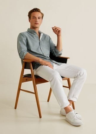 Как носить белые брюки чинос с бело-синими низкими кедами из плотной ткани в 30 лет: Серая рубашка с длинным рукавом и белые брюки чинос — необходимые вещи в гардеробе джентльменов с превосходным чувством стиля. Создать интересный контраст с остальными составляющими этого ансамбля помогут бело-синие низкие кеды из плотной ткани.