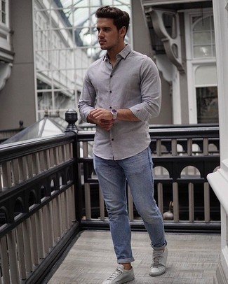Какие джинсы носить с серебряными низкими кедами в 20 лет мужчине лето в стиле кэжуал: Серая рубашка с длинным рукавом в сочетании с джинсами не прекращает импонировать стильным парням. В сочетании с этим ансамблем наиболее удачно выглядят серебряные низкие кеды. Подобное сочетание выглядит эффектно и по-летнему.