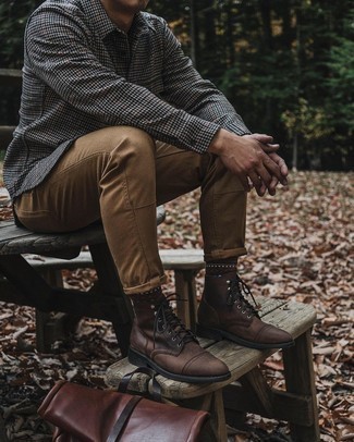 С чем носить бежевые джинсы в 30 лет мужчине: Серая шерстяная рубашка с длинным рукавом с узором "гусиные лапки" и бежевые джинсы будет классным вариантом для расслабленного лука на каждый день. Этот образ легко обретает свежее прочтение в тандеме с темно-коричневыми кожаными повседневными ботинками.